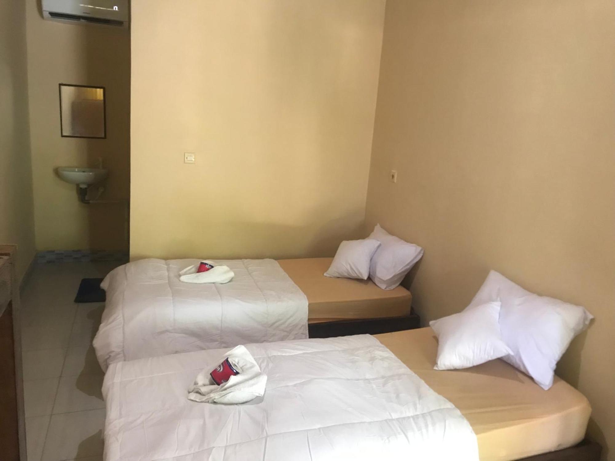 Kampung Homestay Kuta  Экстерьер фото